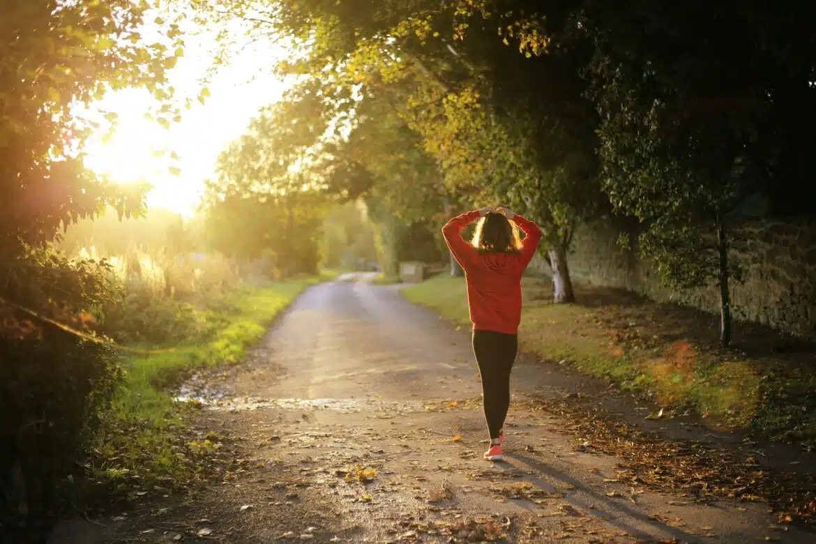 une joggeuse dans les bois