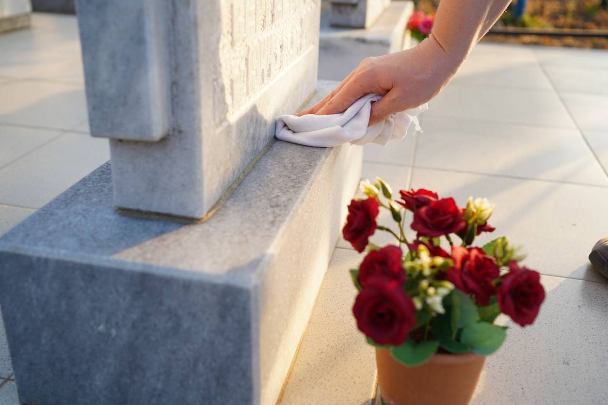 Pierre tombale mettre en valeur proche personnalisation décoration matériau entretien fleurs monument funéraire