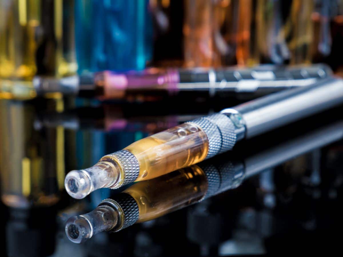 Femme en train de vapoter dans un café